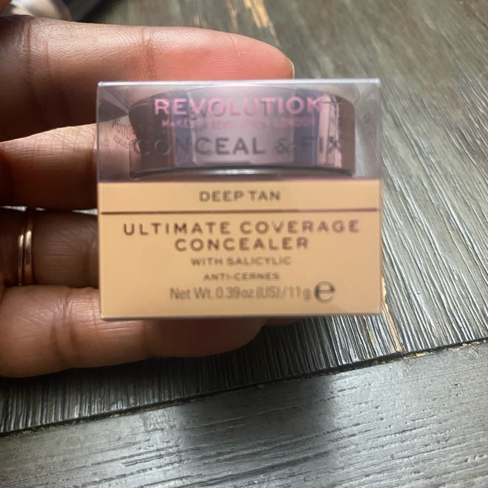 Makeup Revolution Conceal and Fix Ultimate Concealer
~Deep Tan